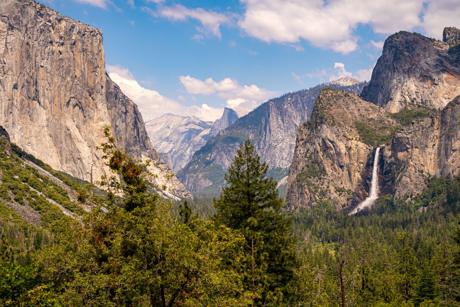 Yosemite Valley from Tunnel View, with El Capitan on the left and Bridalveil Fall on the right